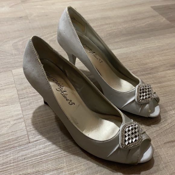 Easy Street Alive 5 Silver Shoes | Size 7 - Picture 9 of 9
